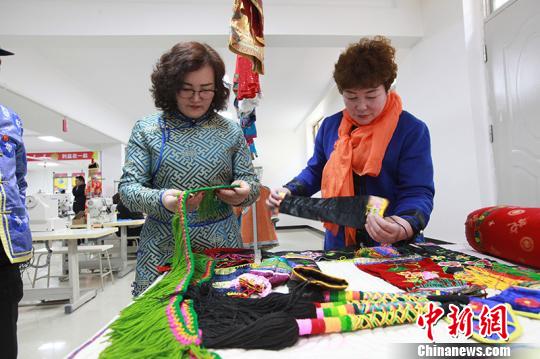 游客在欣赏刺绣作品。　刘学强 摄