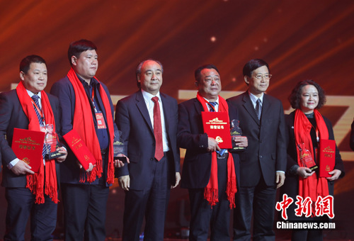 古井集团党委书记、董事长梁金辉(左三)