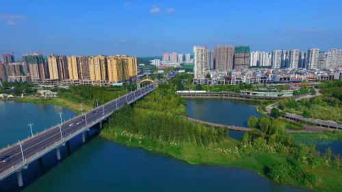  四川遂宁的绿色城镇化道路给居民带来幸福感。中新社发 刘昌松 摄