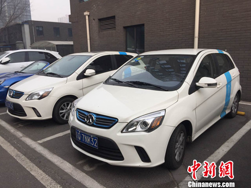 北京一处停车场内的“共享汽车”。中新网 吴涛 摄