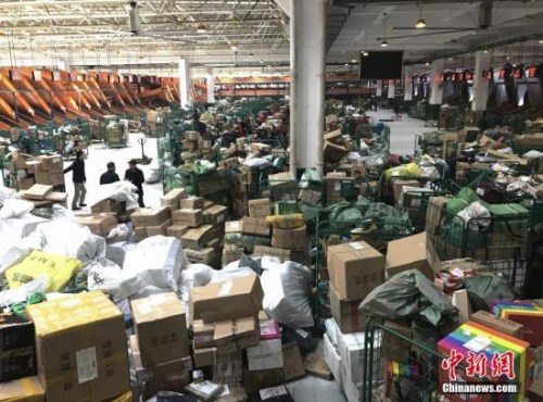 为了避开实体店购物的拥挤和繁琐，越来越多的人选择网络购置年货。中新社记者 唐小晴 摄