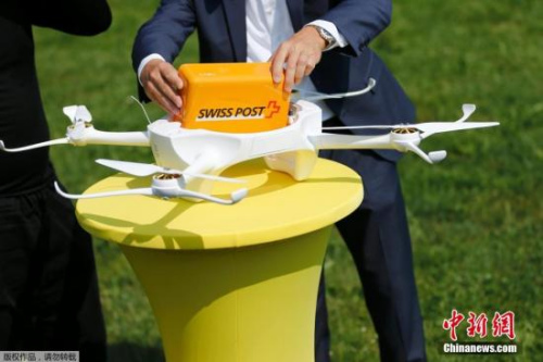 资料图：当地时间2015年7月7日，瑞士邮政试飞“无人机快递”。