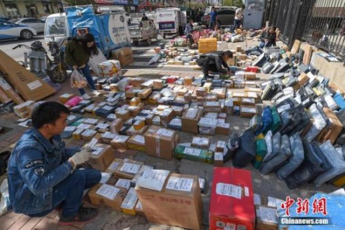 资料图：快递员忙碌工作。武俊杰 摄