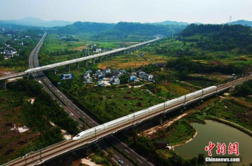  图为渝万高铁沿线。 钟欣 摄 