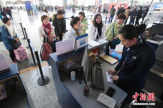 东航工作人员正在给旅客办理托运行李手续。 
张云 摄