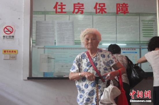 资料图：郑州市公共租赁住房向社会公开轮候供应，符合条件的市民满怀期待，候选房。 马义恒 摄