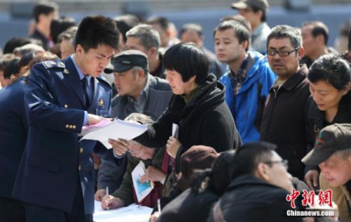 资料图：3月15日，市民在南京举办的纪念3·15国际消费者权益日活动上向工作人员进行咨询投诉。中新社发 泱波 摄