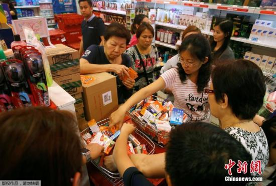 当地时间2016年9月2日，新加坡，民众前往药店采购杀虫剂。新加坡卫生部和国家环境局当地时间1日晚发布联合声明说，截至1日中午，新加坡又有36名患者被确诊感染寨卡病毒。至此，该国境内寨卡病毒感染病例增至151例。