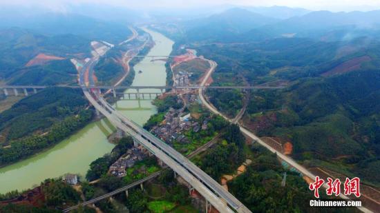 1月18日，广西三江侗族自治县至柳州市高速公路(三柳高速)正式开通运营。三柳高速全长168.729公里，是广西“四纵六横三支线”高速公路的重要组成部分，沿途风光秀丽，被青山绿水包围。该高速公路的开通，不仅结束了地处柳州北部的三江侗族自治县、融水苗族自治县和融安县无高速的历史，柳州也实现了“县县通高速”。龚普康 摄