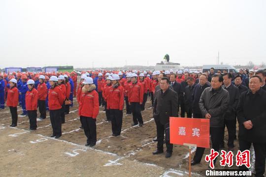 图为昌吉市头屯河沿岸综合整治景观提升工程开工誓师大会现场。　袁晶 摄