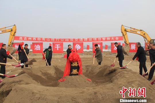 图为昌吉州西部南山伴行公路等交通建设项目奠基现场。　袁晶 摄