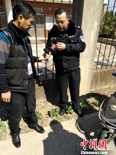 3月14日，中盐东兴在南通如皋的运货车发现被人安装定位器。图为警方在拍照取证。(受访者供图)