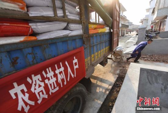 资料图：2月21日，江西省一家农民合作社调度“三农服务车”为农民免费配送化肥、种子等农资到家门口。赵春亮 摄 