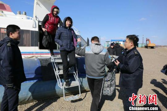 4月12日，中国黑河至俄罗斯布拉戈维申斯克春季气垫船旅客运输正式开通，首航日预计运送中俄旅客达1000多名。　刘锡菊 摄