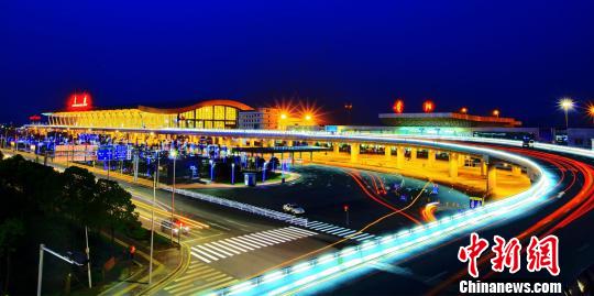 贵阳龙洞堡国际机场夜景。　钟欣 摄