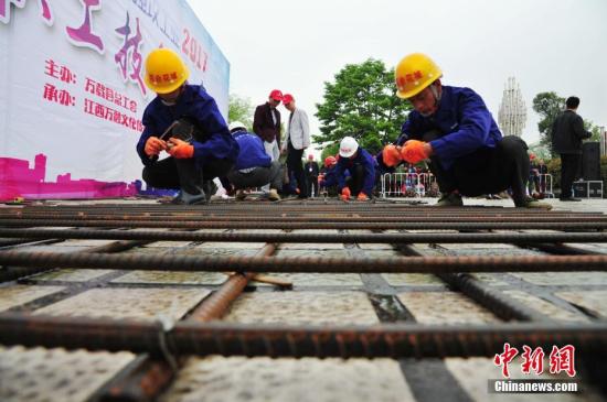 资料图：江西省万载县举办迎“五一”职工技能大赛。 邓龙华 摄