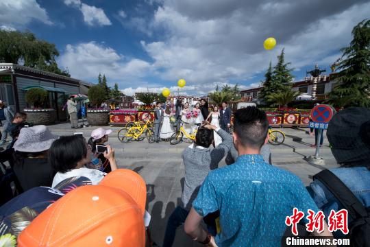 图为5月20日，ofo小黄车在拉萨大昭寺前广场为新人们举行阳光婚礼。　何蓬磊 摄