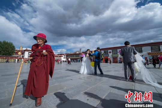 图为5月20日，ofo小黄车在拉萨大昭寺前广场为新人们拍摄婚纱照。　何蓬磊 摄