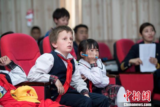 图为5月23日，西藏拉萨市实验小学的学生认真学习民航安全知识。　何蓬磊 摄