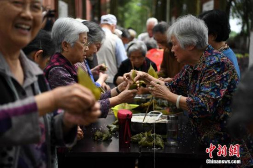 5月25日，重庆歌乐山的200余位老人一起包粽子，迎接端午佳节的来临。 中新社记者 陈超 摄