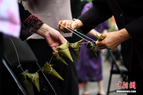 资料图：市民在包粽子。 中新社记者 陈超 摄