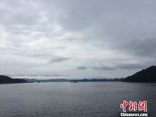 图为浙江杭州千岛湖水域 方堃 摄