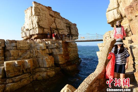 烟台地处山东半岛东部，濒临黄海、渤海，与辽东半岛及日本、韩国隔海相望，拥有“海上仙山”长山列岛、“人间仙境”蓬莱、道教“全真派”发源地昆嵛山等众多名胜古迹。(资料图) 蔡红文 摄