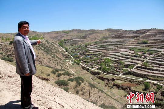 图为青海省民和县北山乡庄子沟村民众的原居住地。　石延寿 摄