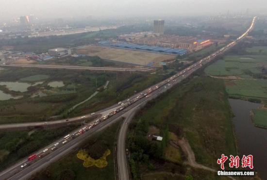 资料图：成乐高速公路(桥下)眉山往成都方向的车辆通行。中新社记者 刘忠俊 摄