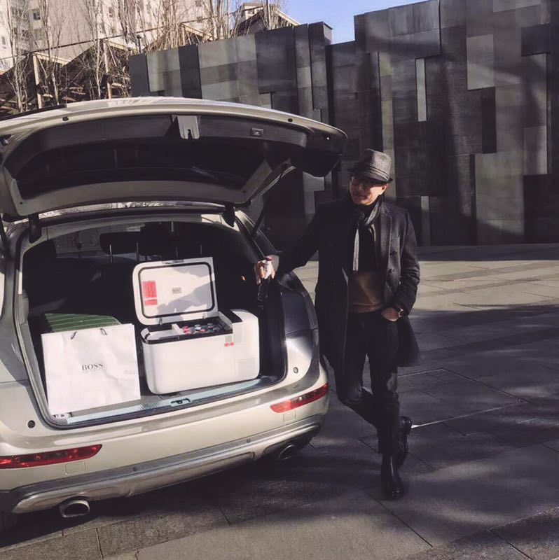 后备箱的英得尔车载冰箱