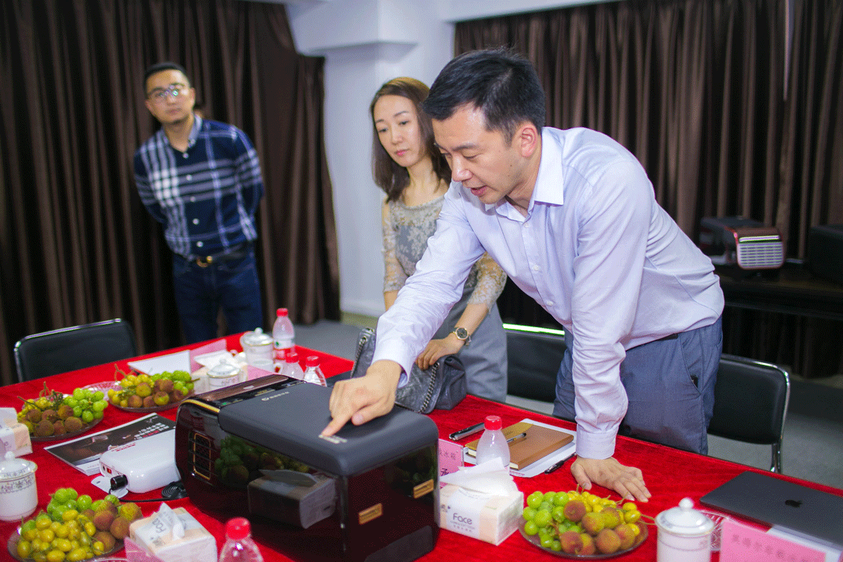 滴滴豪华车事业部总经理李楠体验英得尔车载冰箱