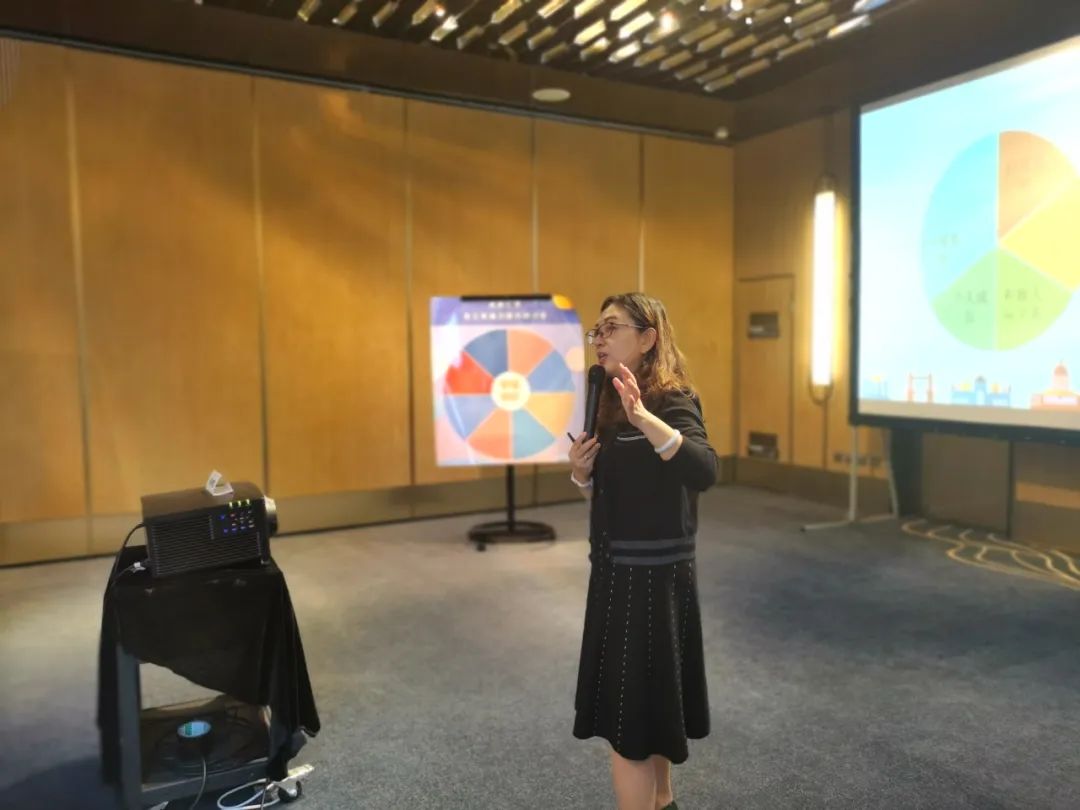 图片包含 室内, 天花板, 人, 站描述已自动生成