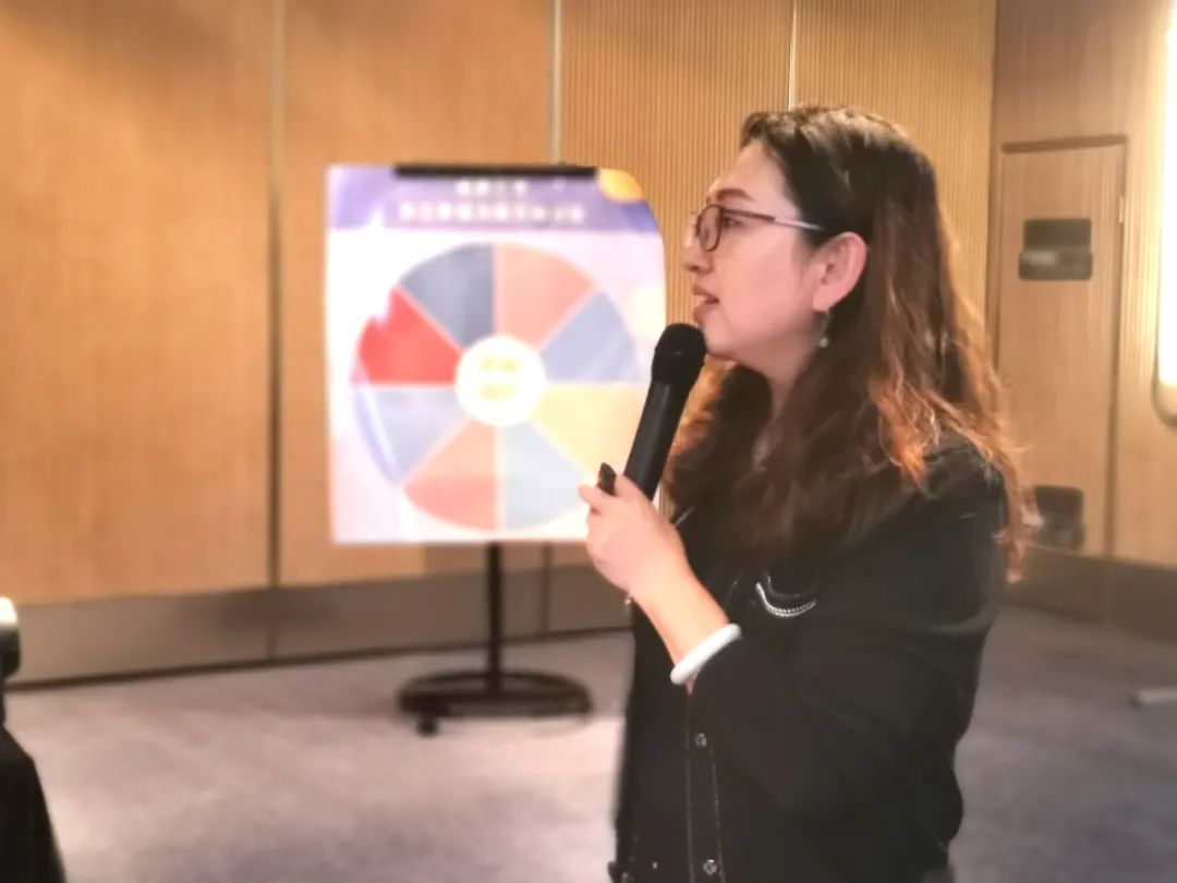 图片包含 人, 室内, 女人, 站描述已自动生成