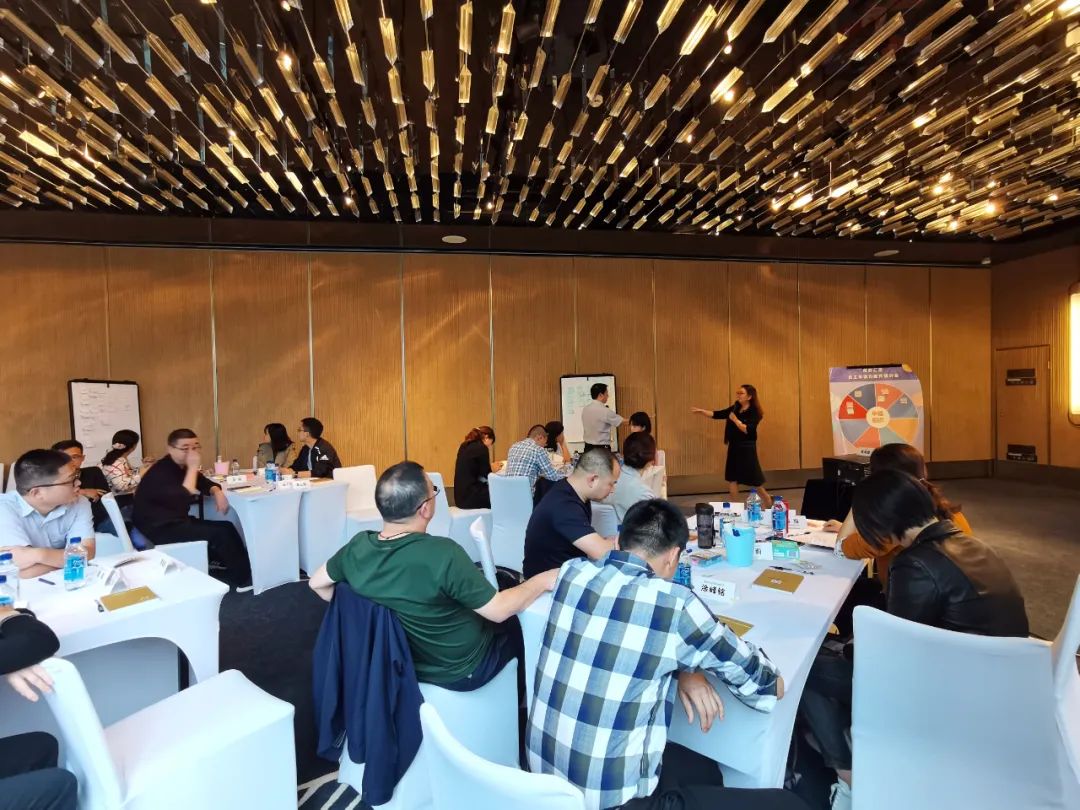 会议室里的人们描述已自动生成