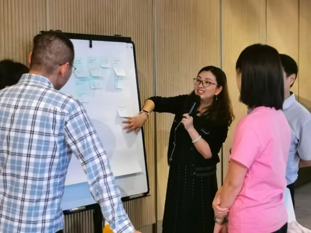 一群人在房间内玩体感游戏描述已自动生成