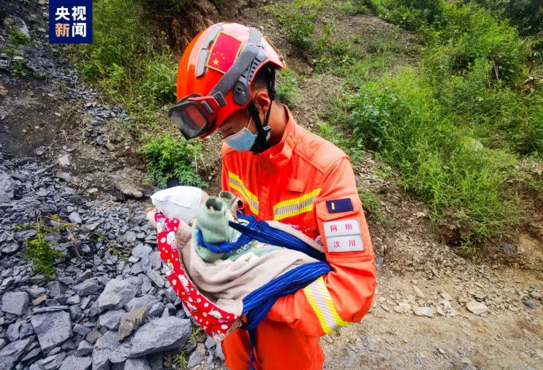 四川甘孜州泸定县地震发生后  汶川地震中得到救助的他如今正在守护泸定