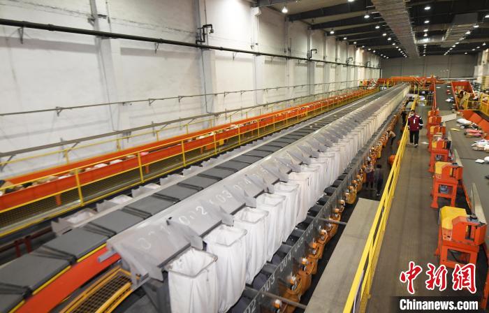 图为位于廊坊永清县的圆通华北总部内，自动化分拣设备正在分拣快件。　刘向 摄