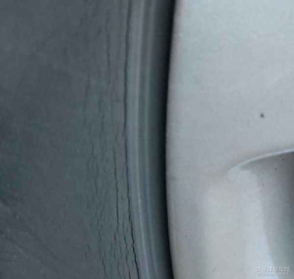 輪胎裂紋更換標準圖片-輪胎開裂到什么程度必須更換