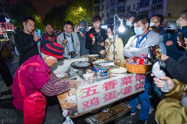 擺攤賣什么吃的賺錢成本又低-擺攤賣什么吃的賺錢成本又低呢
