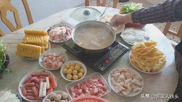 自己煮火鍋怎么弄湯底、買的火鍋底料直接煮還是炒一下
