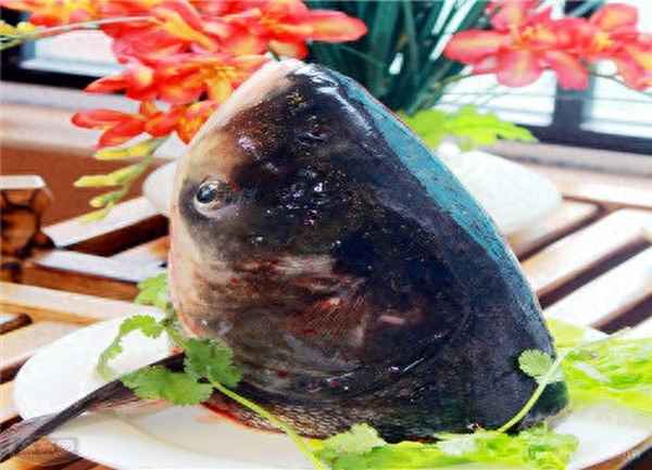 鐵鍋燉魚貼餅子的做法視頻教程;燉魚貼餅子的餅子怎么做