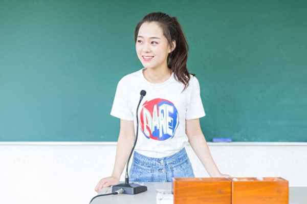 入職自我介紹簡短大氣(入職自我介紹簡短大氣英文)