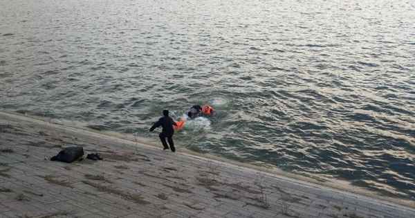 老人跳河救150斤小伙—老人跳河救150斤小伙视频