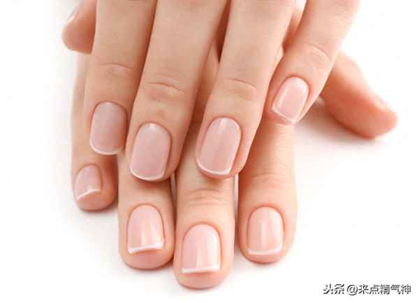 大拇指指甲里面有白色的东西;大拇指指甲里面有白色的一点