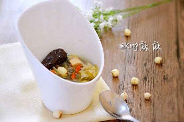 銀耳蓮子湯的做法的功效與作用;銀耳蓮子湯的做法的功效與作用及禁忌