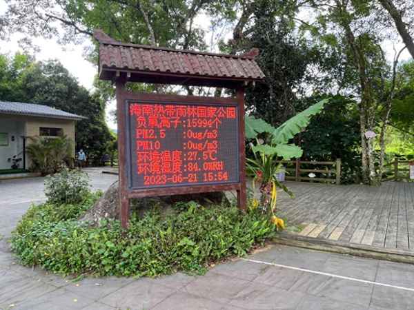 誰道青山行不盡,更向深山深處行;青山不動自如如,朝暮云霞任卷舒