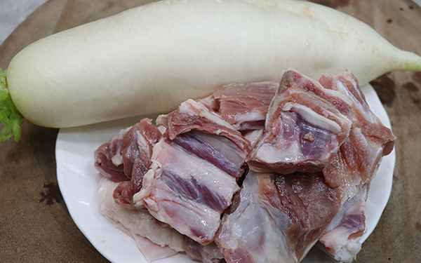 羊排湯怎么燉好喝(羊排湯怎么燉好喝又營養補血的)