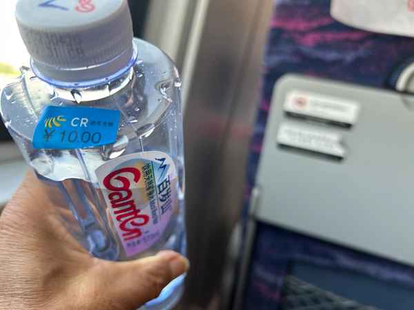 高鐵礦泉水15塊這算搶錢嗎-高鐵的礦泉水多少錢
