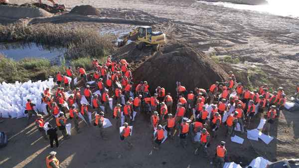 顶着风雨前行的图片_顶着风雨的意思
