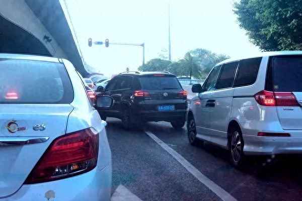 高速公路变道压实线_高速公路变道压实线会被拍到吗